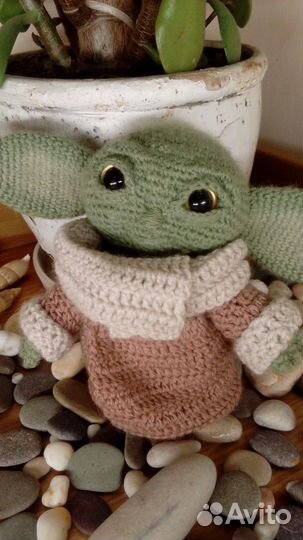 Игрушка Бэби Йода, связанная крючком