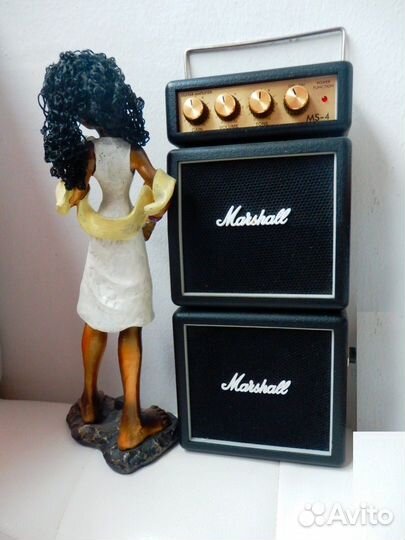 Фигурка певицы с микрофоном и копной волос