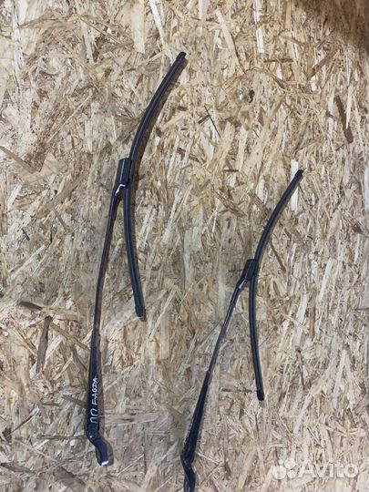 Поводок стеклоочистителя Skoda Fabia 2 07-15