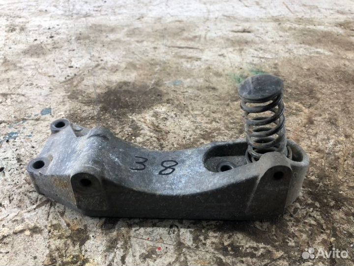 Кронштейн генератора Volkswagen Caddy универсал