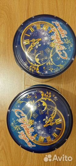 Металлическая банка для новогоднего подарка