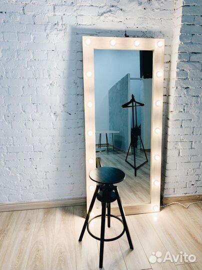 Гримерное зеркало с лампами