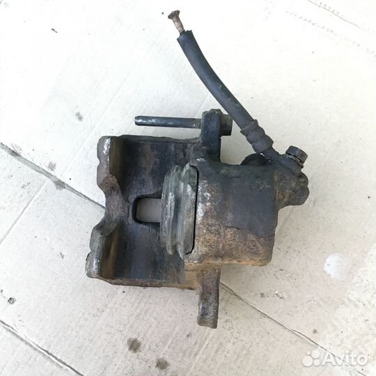 Суппорт передний левый Mitsubishi Lancer, Libero