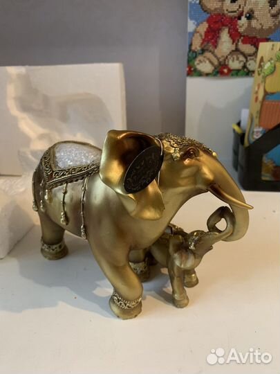 Золотая статуэтка слона со слоненком