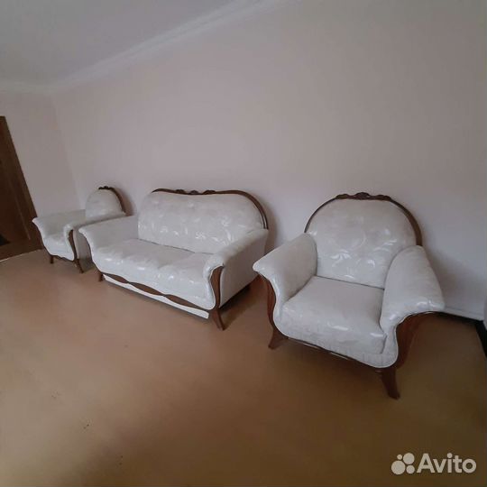 Детская кровать и холл с 2 креслами