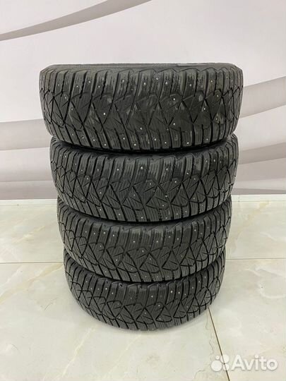 Goodyear Ultragrip 600 215/65 R16 98T