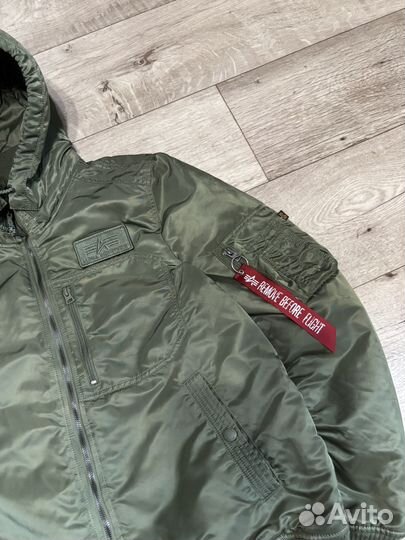 Бомбер alpha industries с капюшоном