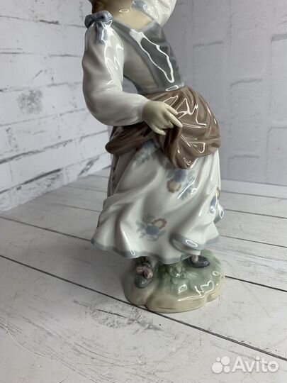 Фарфоровая статуэтка Девушка с птичкой в руке