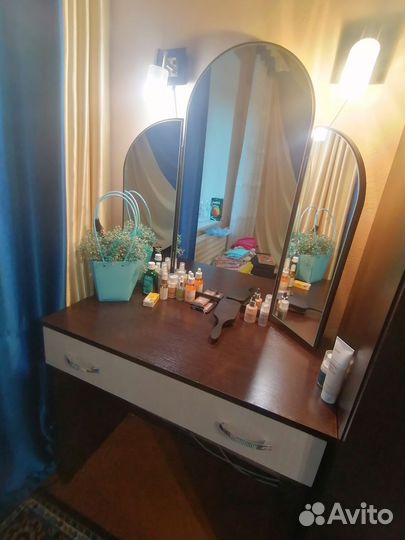 Туалетный столик с зеркалом
