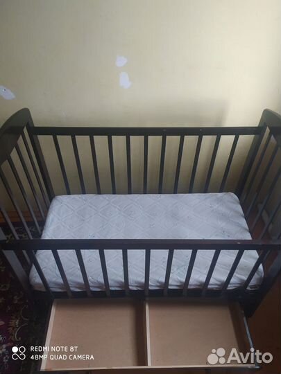 Детская кроватка с маятником и ящиком