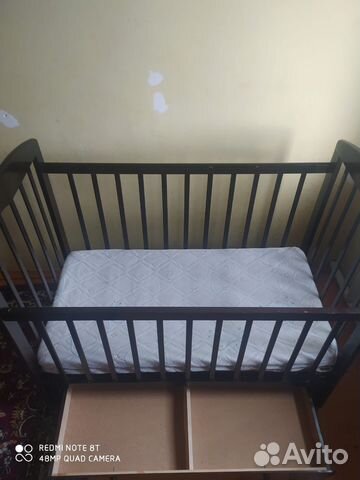 Детская кроватка с маятником и ящиком