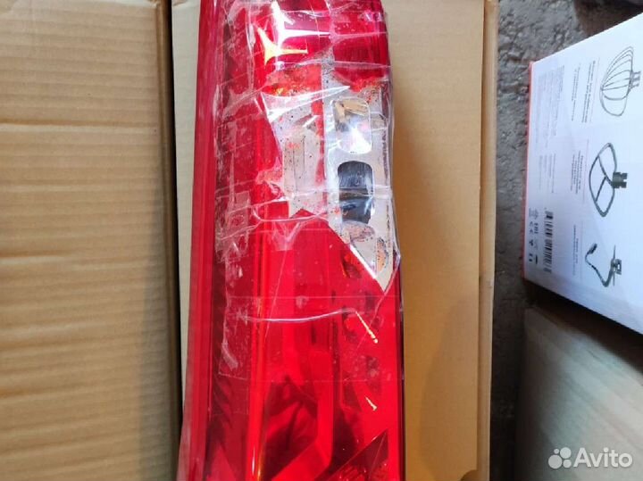 Задний левый фонарь на nissan x-trail t-31