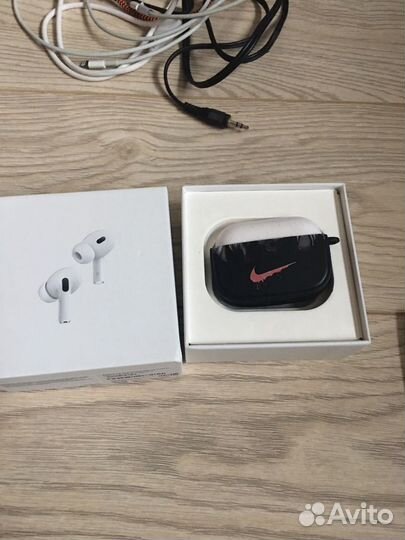 Телефоны, наушники, зарядки и часы