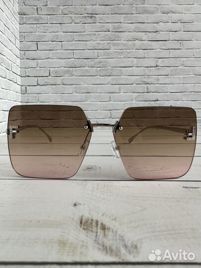 Солнцезащитные очки Fendi