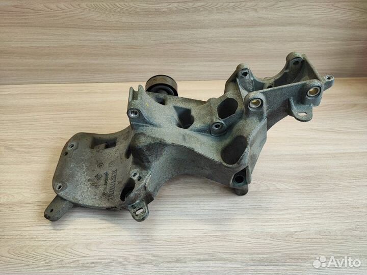 Кронштейн генератора Renault Duster