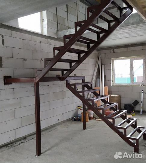 Металлический каркас межэтажной лестницы в коттедж