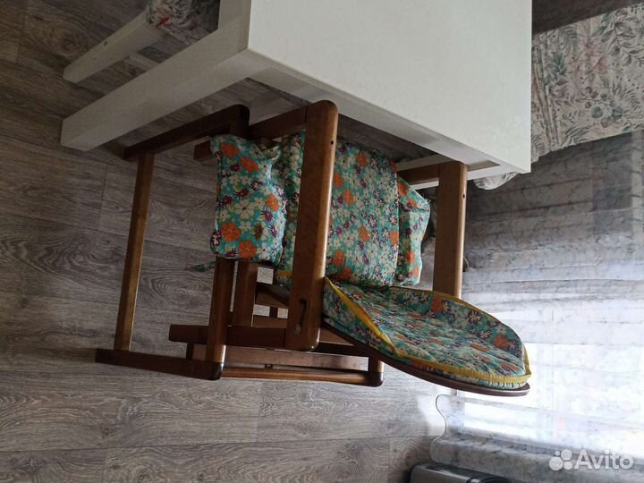 Стульчик и стол для кормления