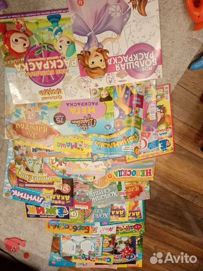 Игрушки, детские журналы и карточки