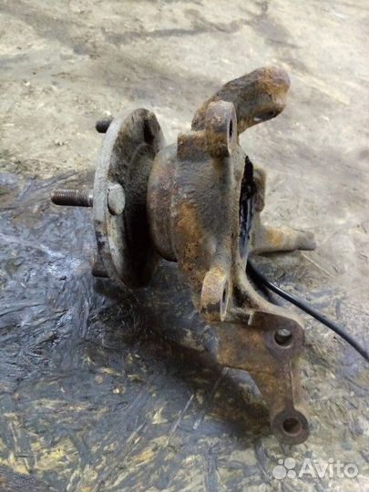 Поворотный кулак передний левый Nissan Almera N16