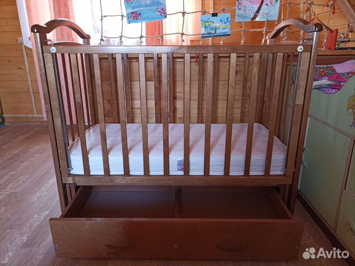 Детская кровать-маятник с ящиком и матрасом