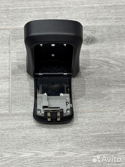 Настенный кодовый сейф ключница