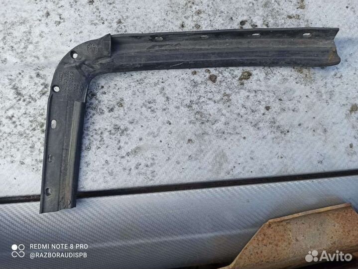 Уплотнитель капота Audi 80B4 8G0823738 8G0823737