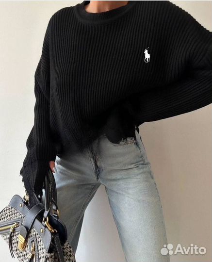 Стильный свитер женский