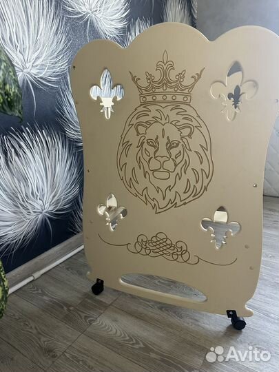 Детская кроватка с маятником