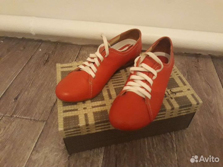 Кроссовки женские