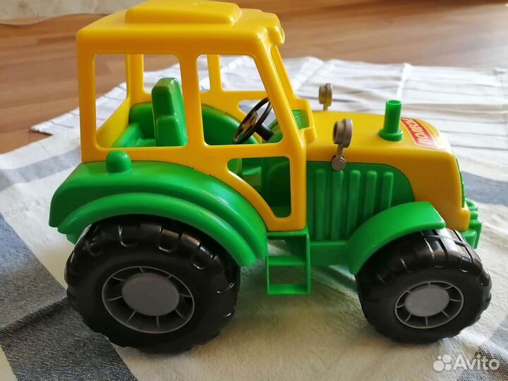 Игрушки: трактор, машина