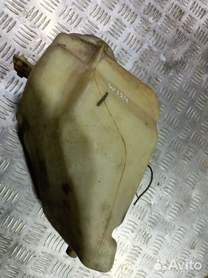 Бачок омывателя Mercedes W124