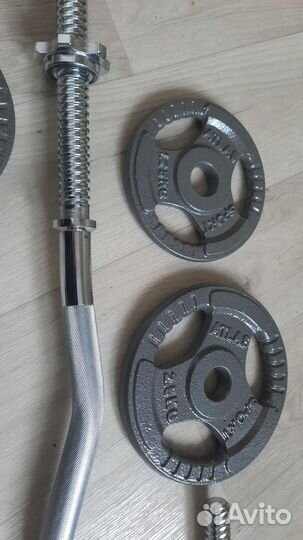 Штанга изогнутая и гантели