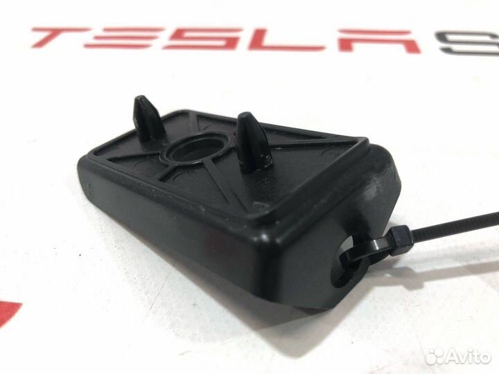 Кронштейн багажного отсека (боковой) Tesla Model X