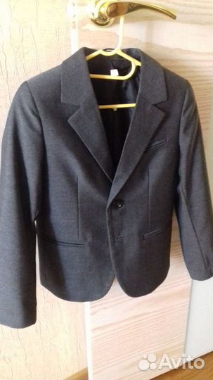 Продам школьную форму на мальчика рост 122)