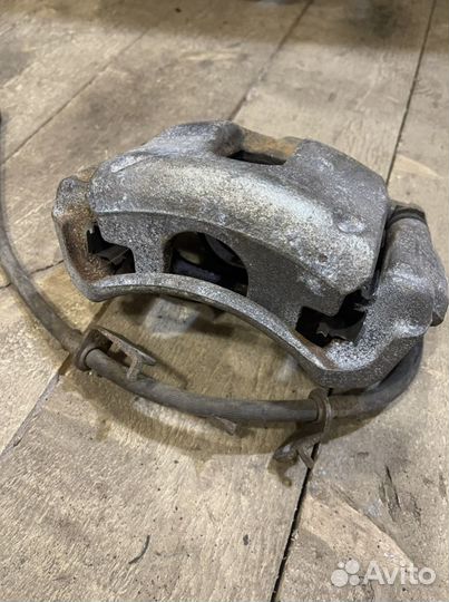 Суппорт тормозной передний Toyota Auris 2008г