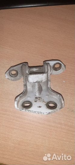 Петля двери задней правой нижняя Nissan Wingroad