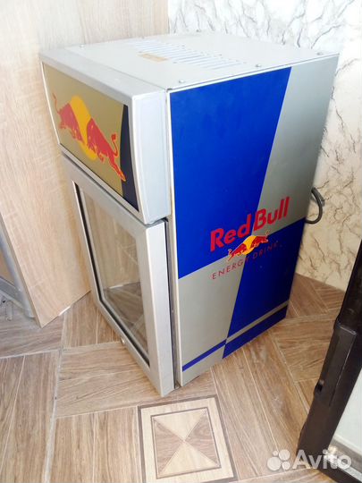 Два маленьких настольных холодильника-витрины