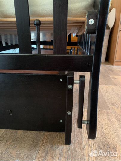 Детская кроватка с маятником и ящиком