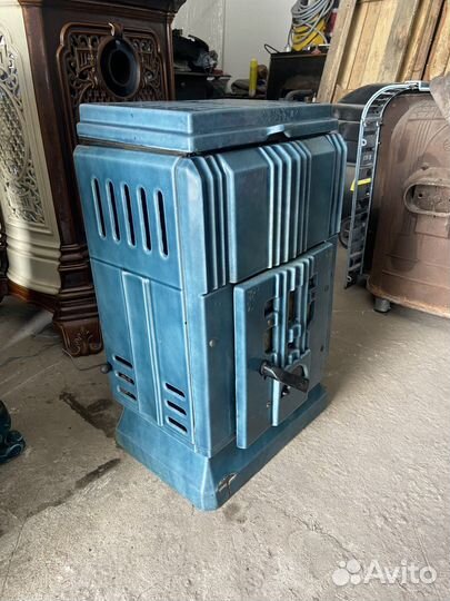 Старинная чугунная печь