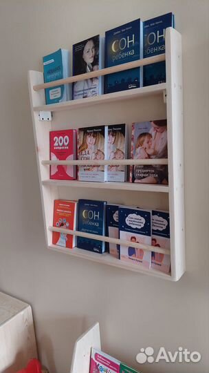 Полка книжная настенная в духе Монтессори