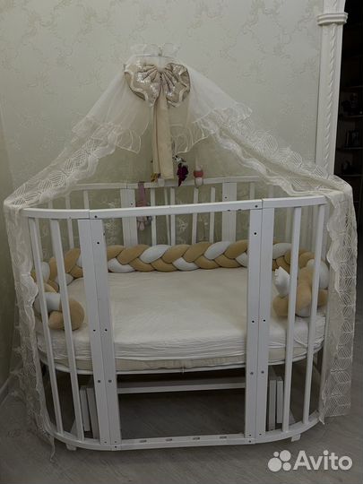 Детская кроватка с маятником