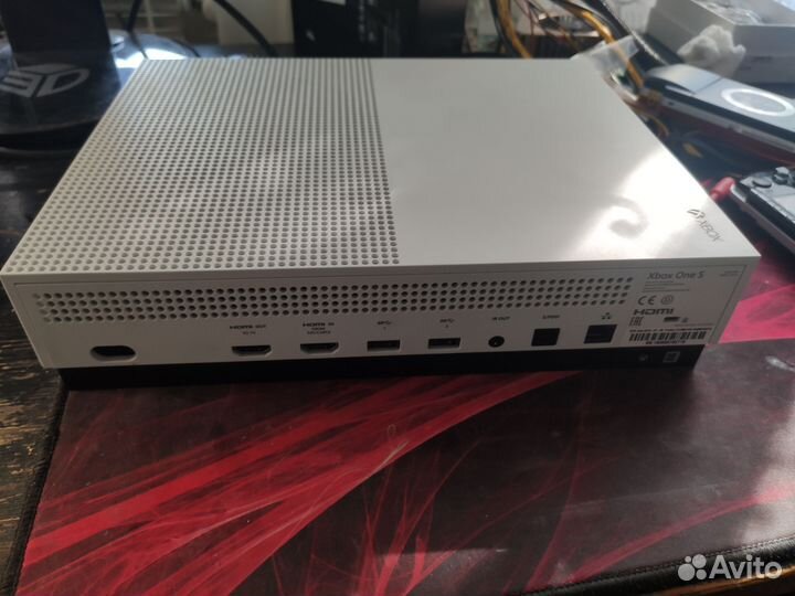 Xbox One s 500 gb +2геймпада+Minecraft