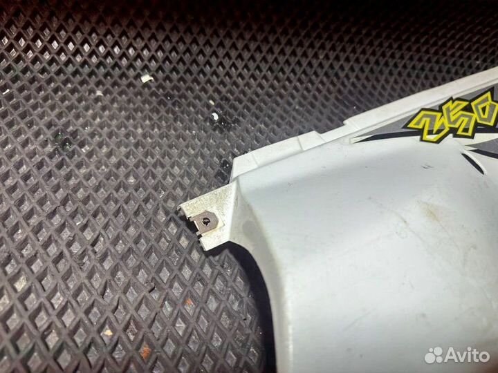Боковой пластик правый Suzuki Djebel 250 SJ45A