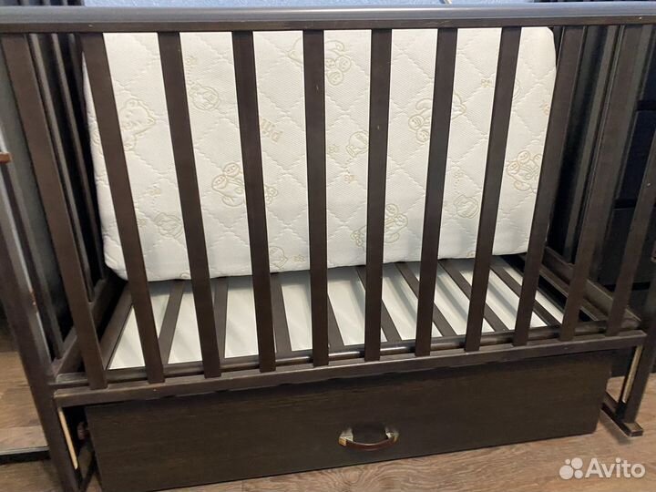 Детская кроватка с маятником и ящиком