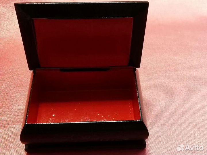 Две лаковые шкатулки