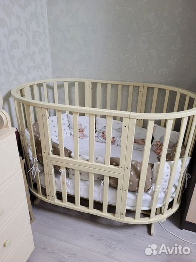 Детская кроватка с маятником
