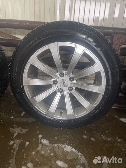 Momo North Pole W2 235/55 R18