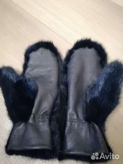 Варежки из меха темно-синей норки с кожей
