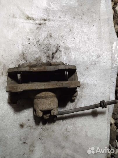 Суппорт передний левый Mitsubishi lancer