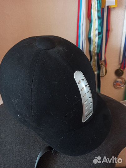 Шлем, ботинки и краги для занятий конным спортом